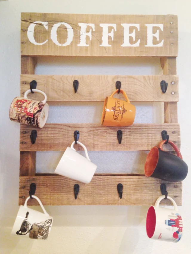 DIY PALLET COFFEE CUP HOLDER