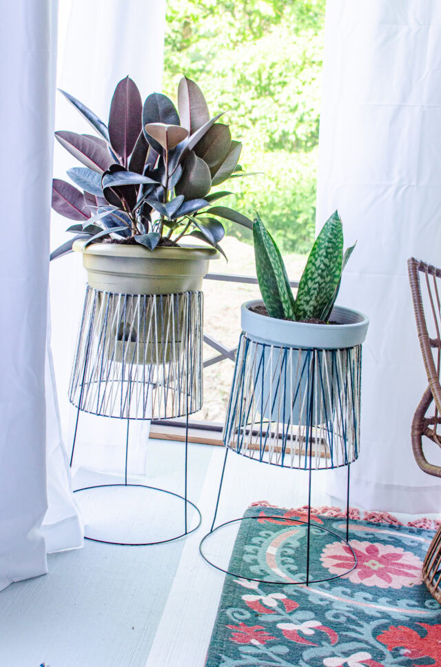 How to make a diy plant stand with a tomato cage