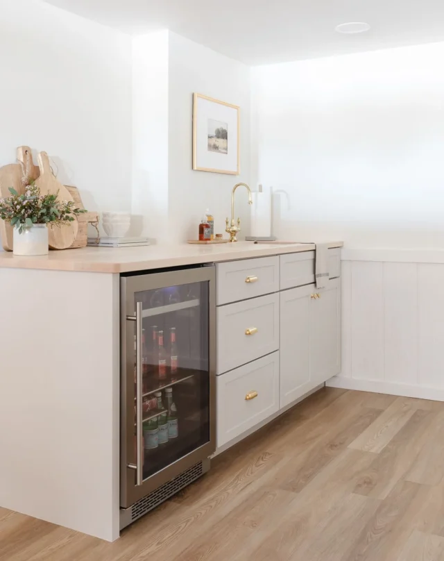 Minimal Chic Basement Wet Bar Idea